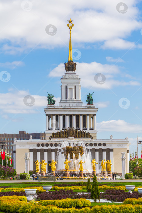 Скачать Москва, Россия, 12.05.2016 Фонтан Дружбы народов в парке ВДНХ в Москве. фотосток Ozero