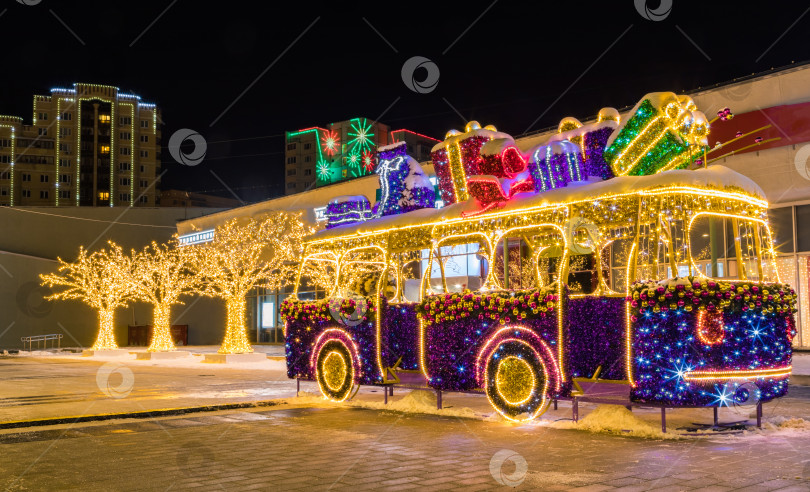 Скачать Новогодняя иллюминация города в сумерках. фотосток Ozero