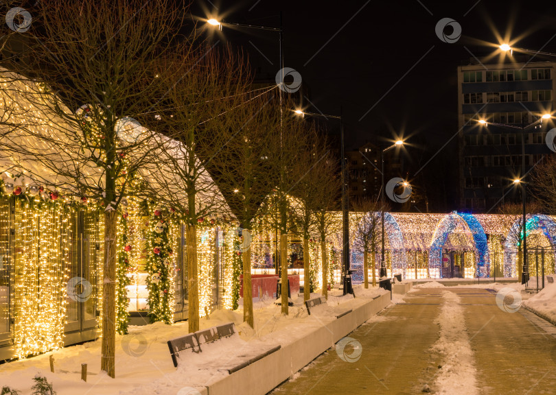 Скачать Новогодняя иллюминация города в сумерках. фотосток Ozero