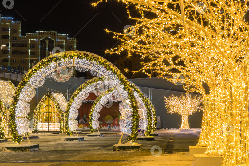 Скачать Новогодняя иллюминация города в сумерках. фотосток Ozero