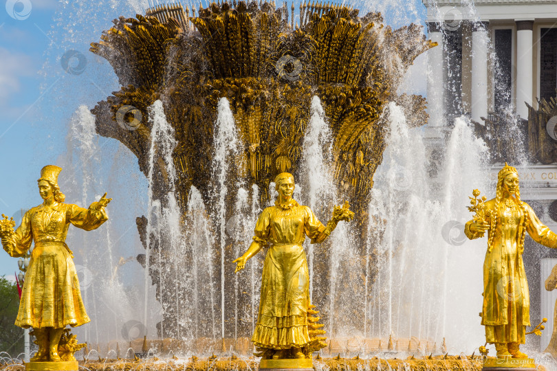 Скачать Москва, Россия, 12.05.2016 Фонтан Дружбы народов в парке ВДНХ в Москве. фотосток Ozero