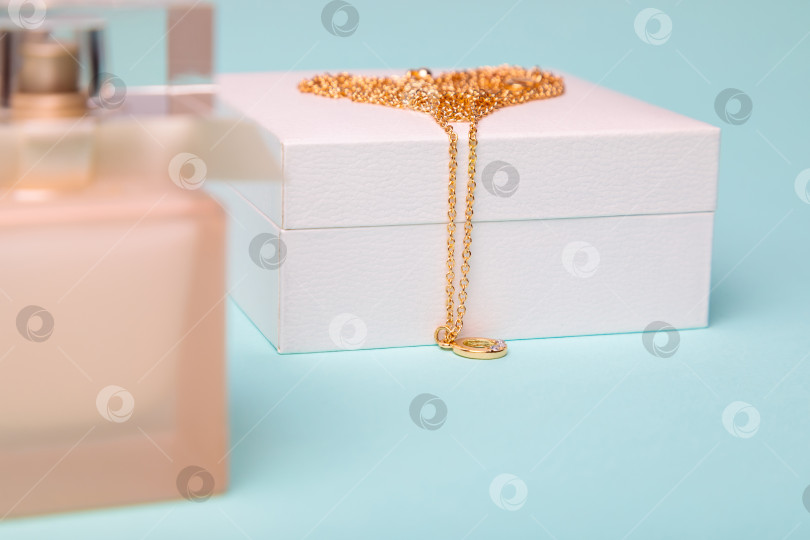 Скачать день святого Валентина. Духи и коробочка с цепочкой на синем фоне.. фотосток Ozero