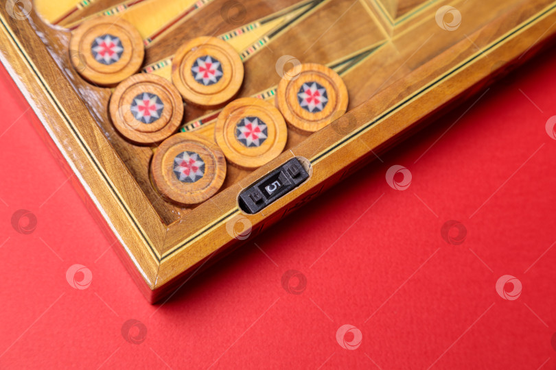 Скачать Увлекательная игра в нарды. Шашки, кубики, доска ручной работы фотосток Ozero