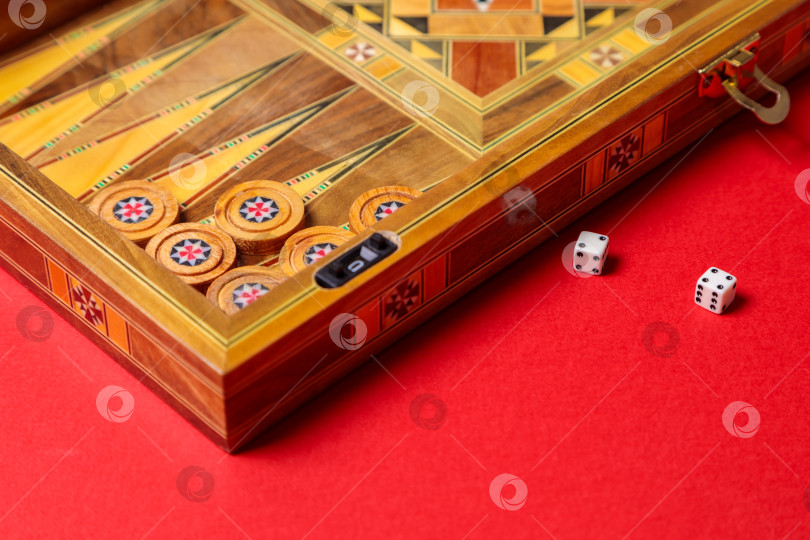 Скачать Увлекательная игра в нарды. Шашки, кубики, доска ручной работы фотосток Ozero