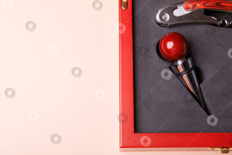 Скачать Винные пробки и открывалки для бутылок упакованы в деревянную коробку. фотосток Ozero