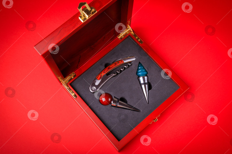 Скачать Винные пробки и открывалки для бутылок упакованы в деревянную коробку. фотосток Ozero