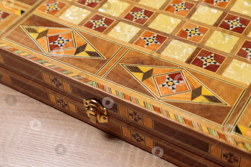 Скачать Москва, Россия, 11 ноября 2020 года. Увлекательная игра в нарды. Шашки, кубики, доска ручной работы фотосток Ozero