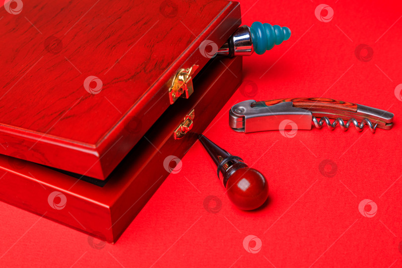 Скачать Винные пробки и открывалки для бутылок упакованы в деревянную коробку. фотосток Ozero