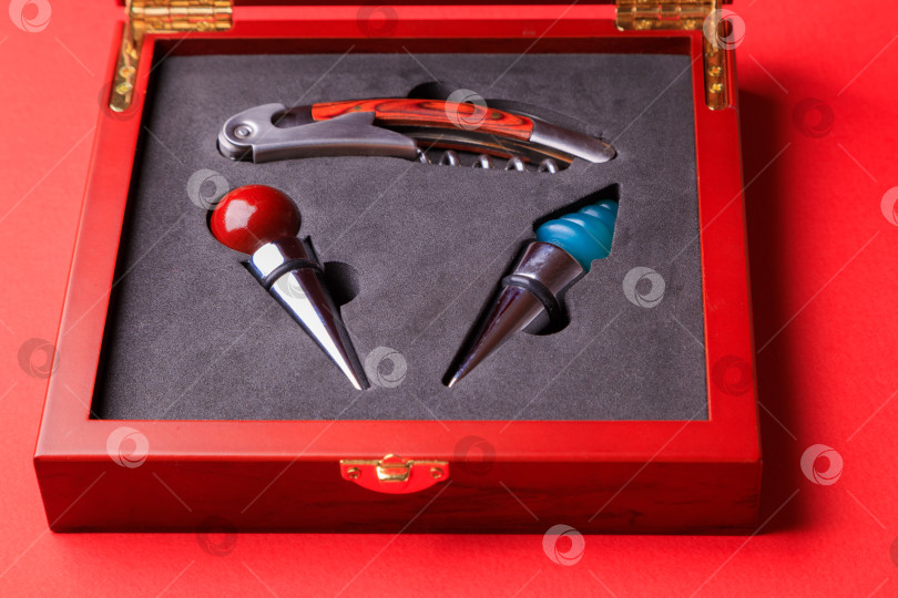 Скачать Винные пробки и открывалки для бутылок упакованы в деревянную коробку. фотосток Ozero