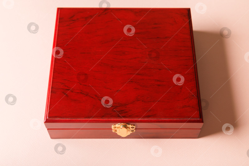 Скачать Винные пробки и открывалки для бутылок упакованы в деревянную коробку. фотосток Ozero