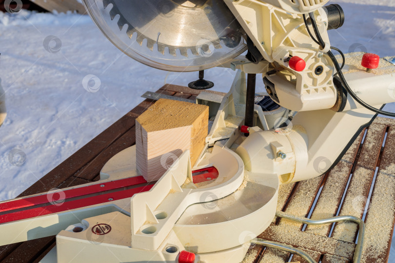Скачать Циркулярная пила по деревянным балкам. Циркулярная пила для работы с деревом. фотосток Ozero