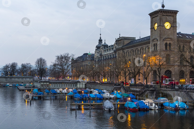 Скачать Швейцария, Цюрих, 23 марта 2013 года, городской вечерний пейзаж с иллюминацией. фотосток Ozero