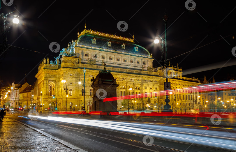 Скачать Чехия, Прага, 16 апреля 2016 года, здание театра с вечерним освещением фотосток Ozero