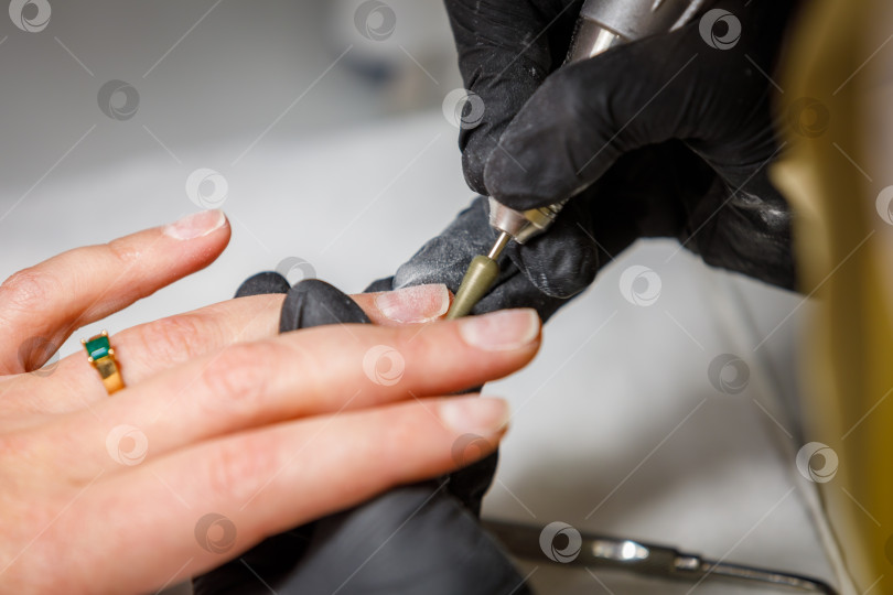 Скачать В студии красоты мастер делает аппаратный маникюр. Снятие гель-лака фрезой фотосток Ozero