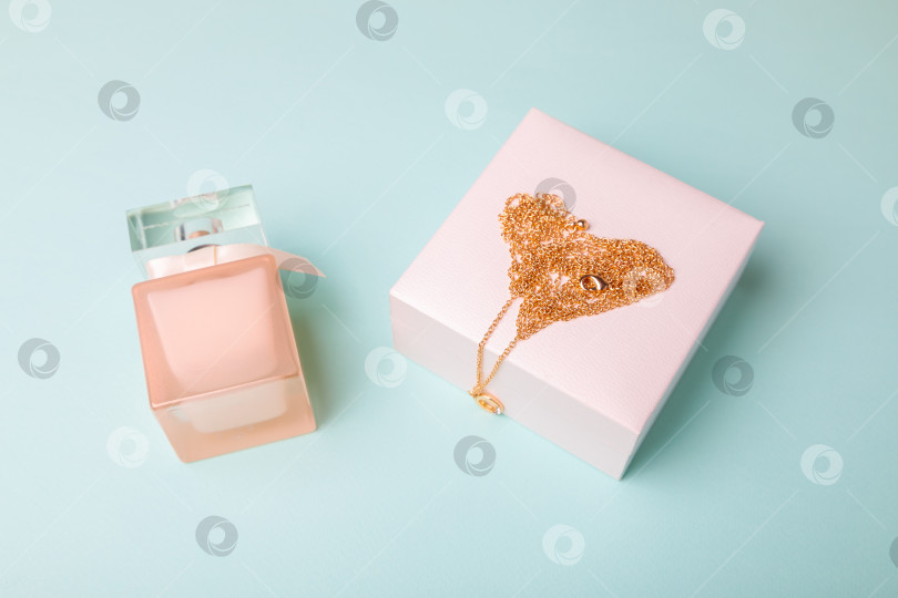 Скачать день святого Валентина. Духи и коробочка с цепочкой на синем фоне.. фотосток Ozero