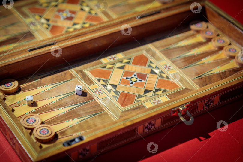 Скачать Увлекательная игра в нарды. Шашки, кубики, доска ручной работы фотосток Ozero