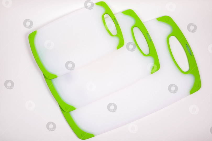 Скачать Набор белых кухонных разделочных досок с зелеными ручками для приготовления пищи. фотосток Ozero