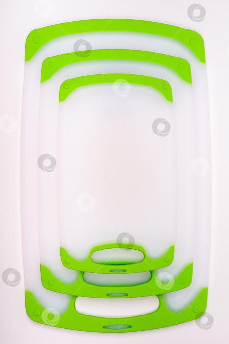 Скачать Набор белых кухонных разделочных досок с зелеными ручками для приготовления пищи. фотосток Ozero