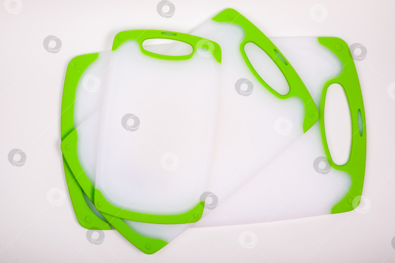 Скачать Набор белых кухонных разделочных досок с зелеными ручками для приготовления пищи. фотосток Ozero