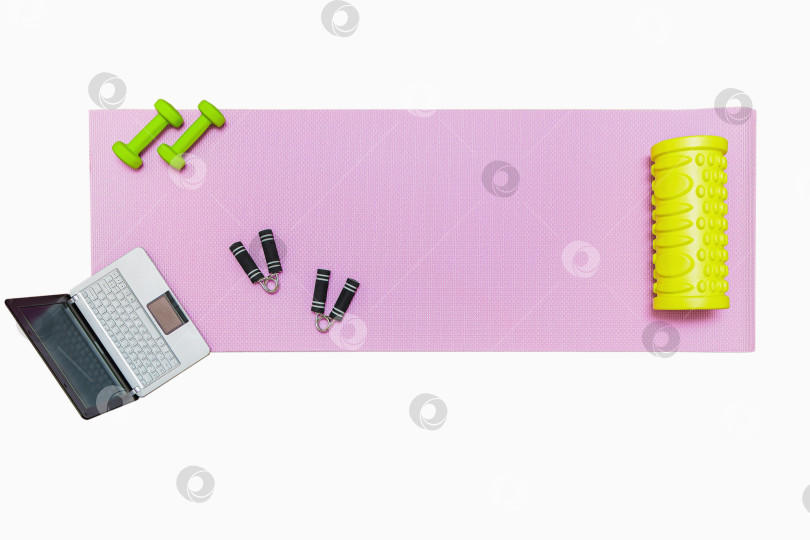 Скачать Коврик для фитнеса, гантели, эспандер и ноутбук для онлайн-тренировок дома. фотосток Ozero