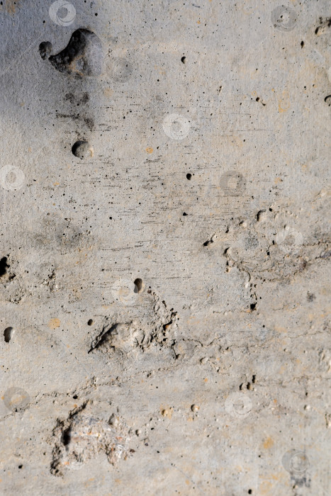 Скачать Фоновое изображение черновой заливки бетона. Современная отделка бетонных стен. Отверстия, вмятины, царапины. фотосток Ozero