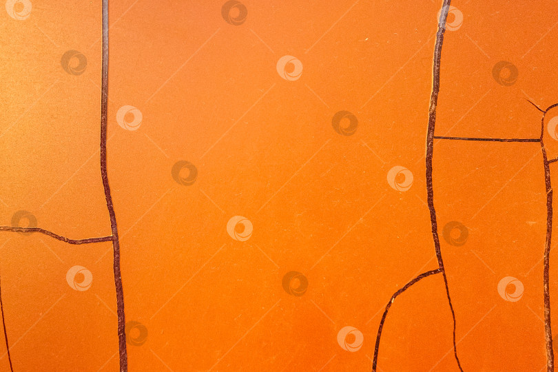 Скачать Потрескавшаяся оранжевая краска на стене. Текстура облупилась под воздействием атмосферных воздействий. Трещины фотосток Ozero