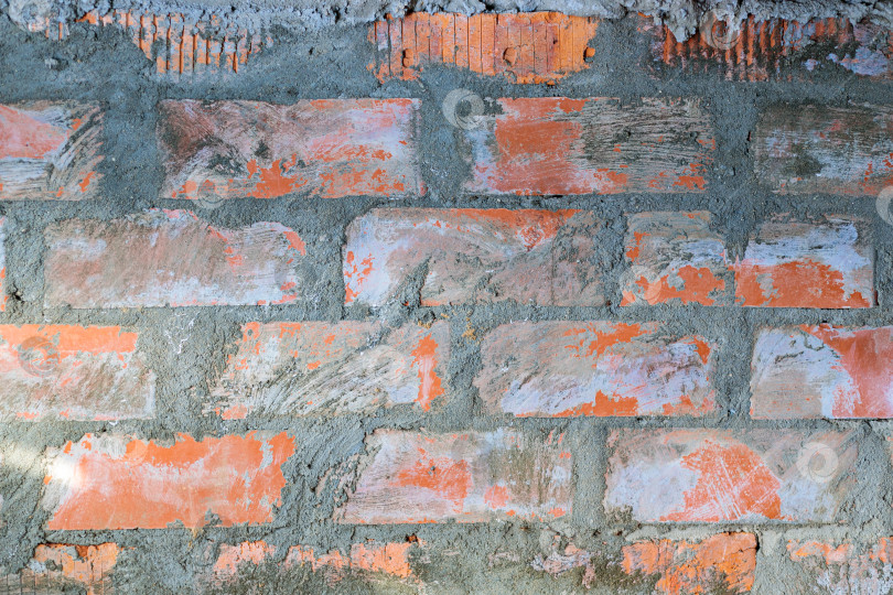 Скачать Стена из красного кирпича, старая, грязная, с облупившейся штукатуркой. Кирпичная кладка. Фон. Текстура. фотосток Ozero