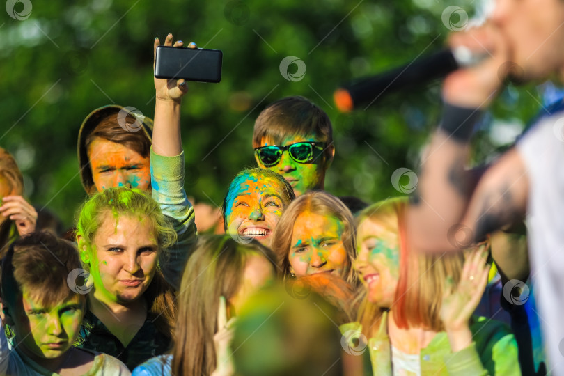 Скачать Россия, Москва - 25 июня 2017 г. Портрет девушки с яркими красками на лице. Холи - традиционный праздник в Индии фотосток Ozero