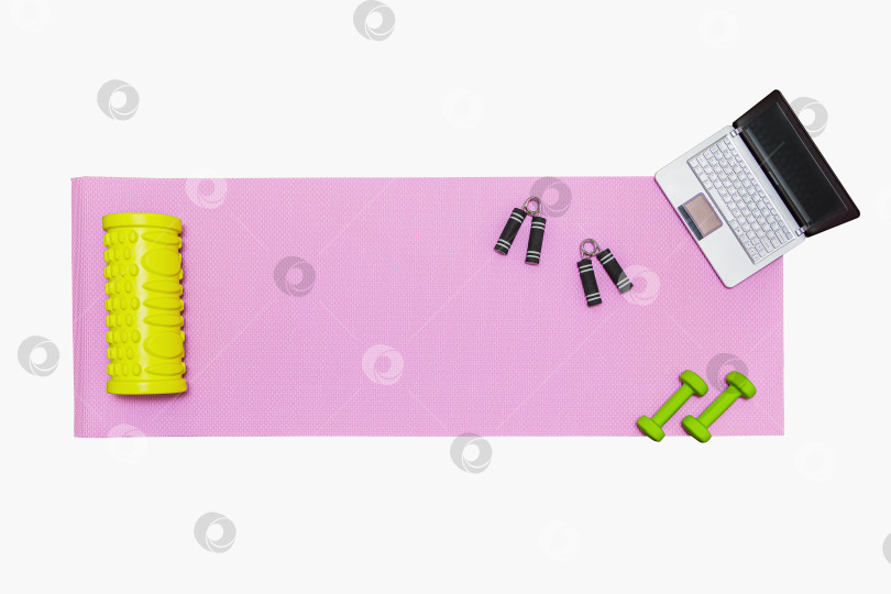 Скачать Коврик для фитнеса, гантели, эспандер и ноутбук для онлайн-тренировок дома. фотосток Ozero