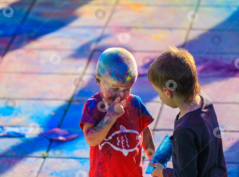 Скачать Россия, Москва - 25 июня 2017 года. Маленький мальчик с яркими красками на лице. Холи - традиционный праздник в Индии фотосток Ozero
