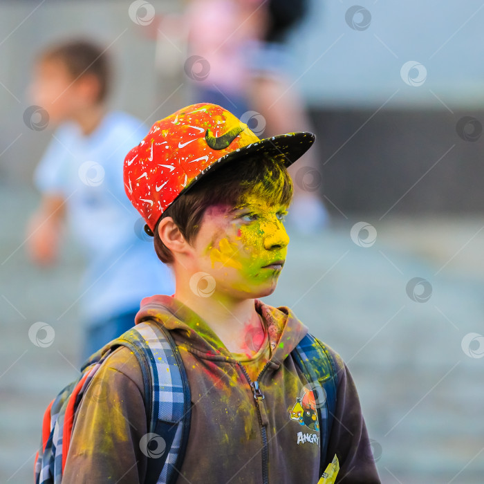 Скачать Россия, Москва - 25 июня 2017 г. Молодой человек с яркими красками на лице. Холи - традиционный праздник в Индии фотосток Ozero
