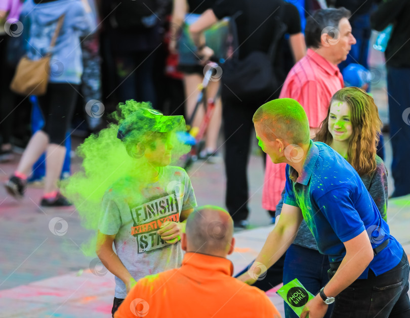 Скачать Россия, Москва - 25 июня 2017 года. Жизнерадостные молодые люди раскрашивают себя яркими красками. Холи - традиционный праздник в Индии фотосток Ozero