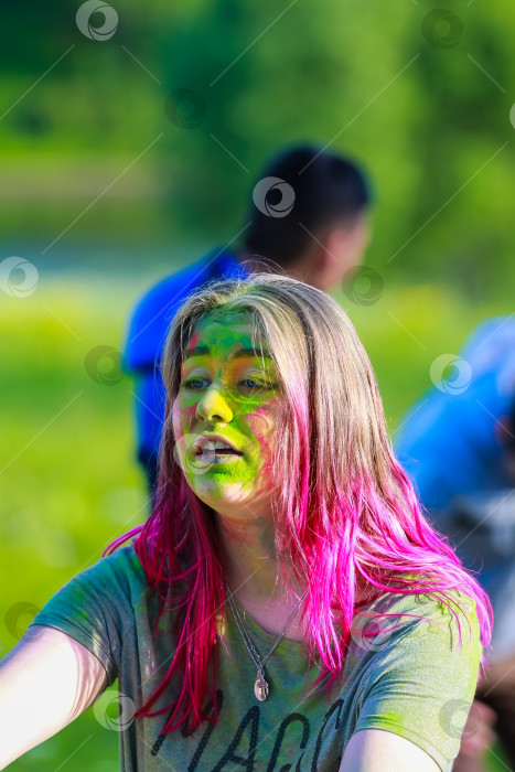 Скачать Россия, Москва - 25 июня 2017 г. Портрет девушки с яркими красками на лице. Холи - традиционный праздник в Индии фотосток Ozero