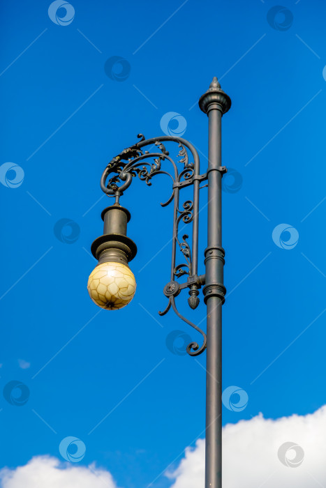 Скачать Роскошный винтажный уличный фонарь из черного металла фотосток Ozero