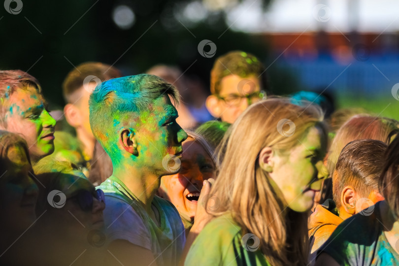 Скачать Россия, Москва - 25 июня 2017 г. Молодой человек с яркими красками на лице. Холи - традиционный праздник в Индии фотосток Ozero
