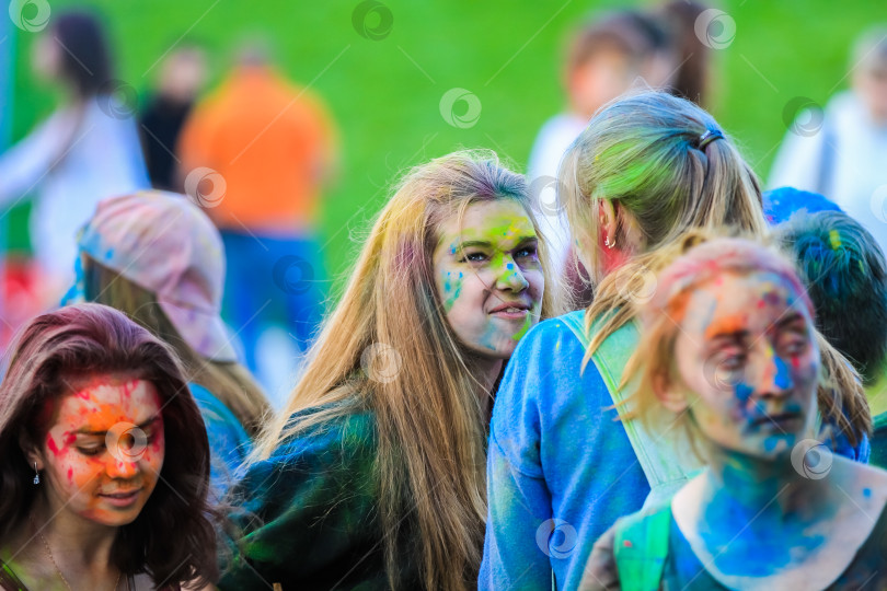 Скачать Россия, Москва - 25 июня 2017 года. Портрет девушки с яркими красками на лице. Холи - традиционный праздник в Индии фотосток Ozero
