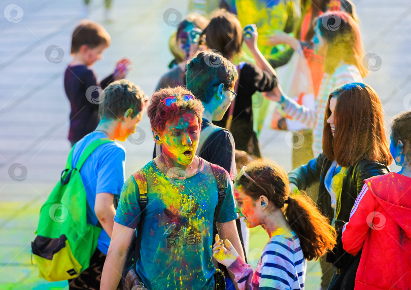 Скачать Россия, Москва - 25 июня 2017 г. Молодой человек с яркими красками на лице. Холи - традиционный праздник в Индии фотосток Ozero