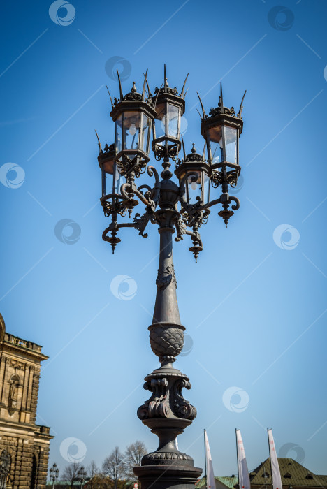 Скачать Роскошный винтажный уличный фонарь из черного металла фотосток Ozero