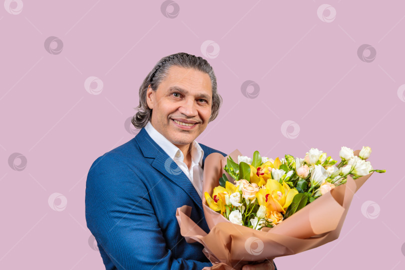 Скачать Улыбающийся 50-летний мужчина в костюме с букетом цветов фотосток Ozero