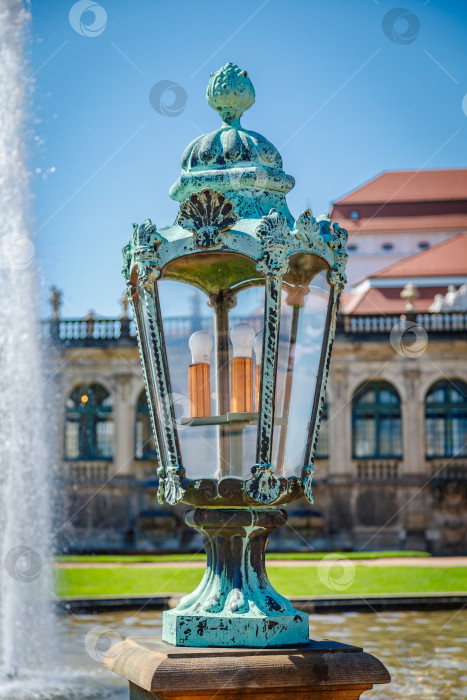 Скачать Роскошный винтажный уличный фонарь из черного металла фотосток Ozero