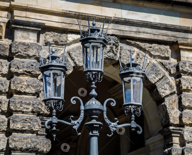 Скачать Роскошный винтажный уличный фонарь из черного металла фотосток Ozero