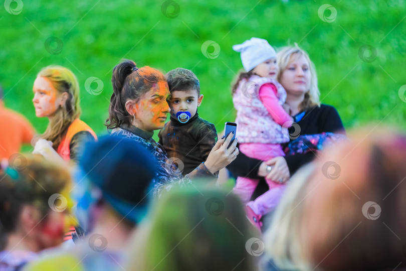 Скачать Россия, Москва - 25 июня 2017 года. Жизнерадостные молодые люди раскрашивают себя яркими красками. Холи - традиционный праздник в Индии фотосток Ozero