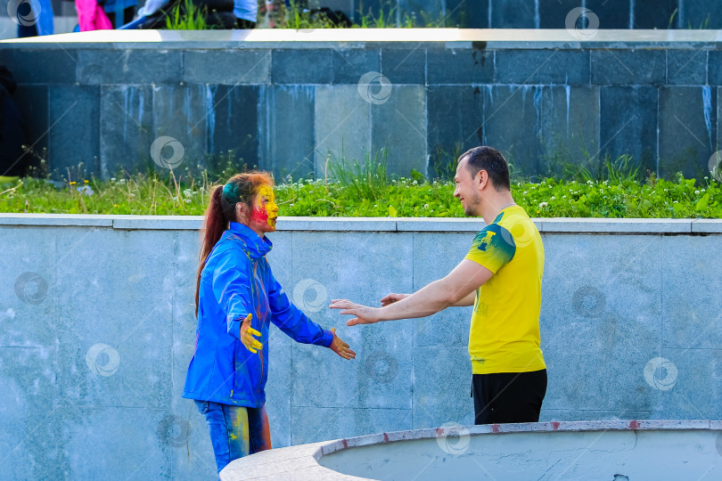 Скачать Россия, Москва - 25 июня 2017 г. Портрет девушки с яркими красками на лице. Холи - традиционный праздник в Индии фотосток Ozero