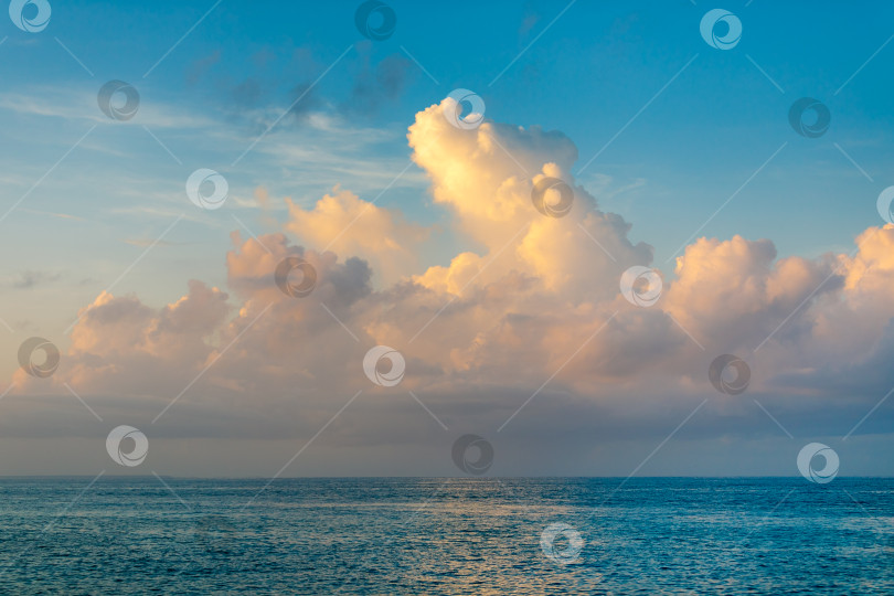 Скачать Прекрасный морской солнечный пейзаж на пляже. фотосток Ozero