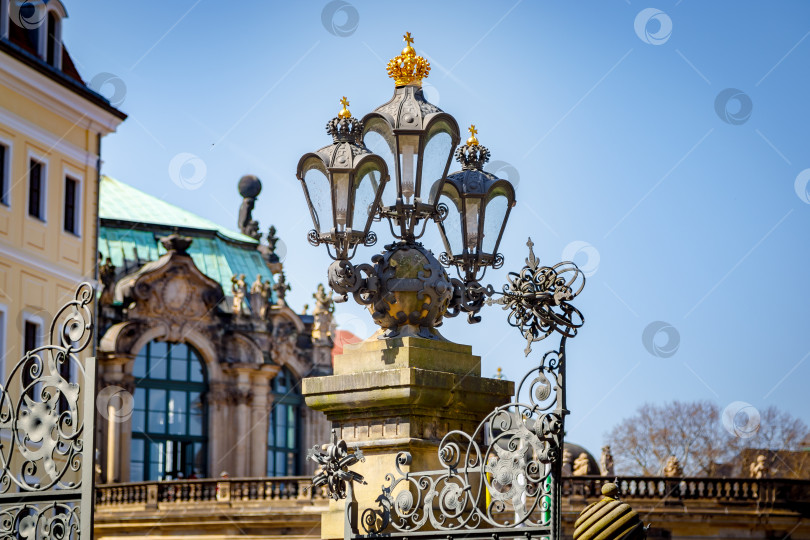 Скачать Роскошный винтажный уличный фонарь из черного металла фотосток Ozero