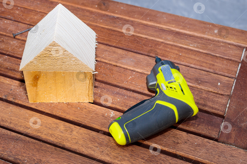 Скачать Современный рабочий инструмент для завинчивания шурупов. Поделка из деревянных брусков. фотосток Ozero