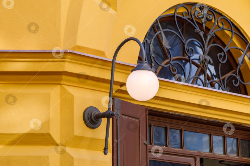 Скачать Роскошный винтажный уличный фонарь из черного металла фотосток Ozero