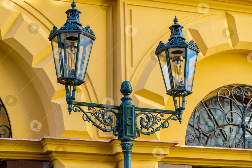 Скачать Роскошный винтажный уличный фонарь из черного металла фотосток Ozero