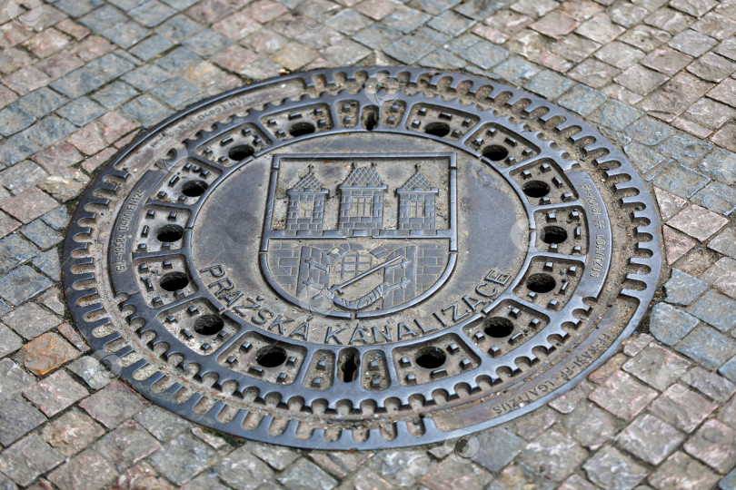 Скачать Прага, Чешская Республика - 13 апреля 2018 года: Крышка канализационного люка в Праге фотосток Ozero