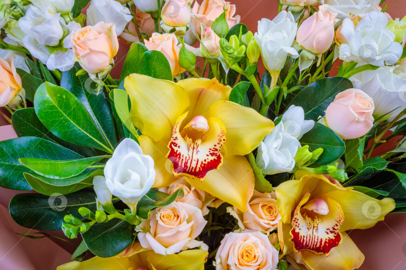 Скачать Свежий букет в пастельных оттенках розового, белого, зеленого, желтого. фотосток Ozero